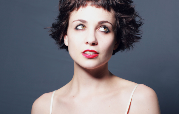 Яркая девушка с короткой стрижкой, актриса Таппенс Мидлтон 