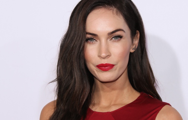 Яркая женщина, актриса  Меган Фокс на сером фоне