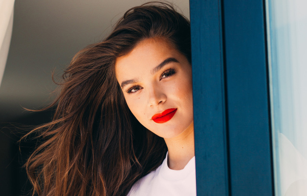 Кареглазая девушка актриса Хейли Стейнфилд с накрашенными губами