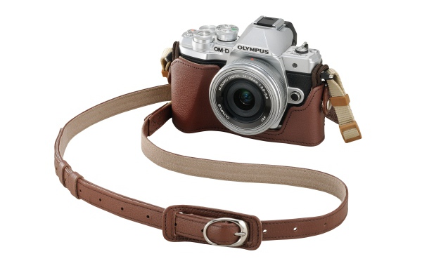 Фотоаппарат Olympus OM-D E-M10 Mark III в футляже на белом фоне