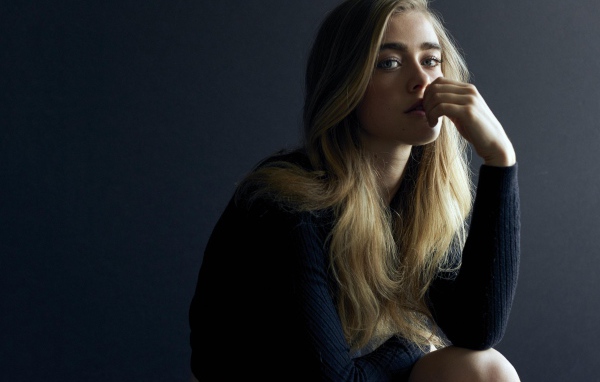 Канадская актриса Мелисса Роксбург на сером фоне