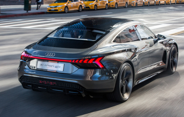 Автомобиль Audi E-Tron GT, 2019 года вид сзади