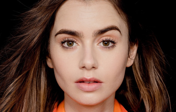 Лицо актрисы Лили Коллинз крупным планом 