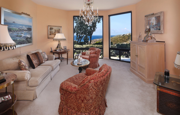 Уютная гостиная с мебелью и большими окнами