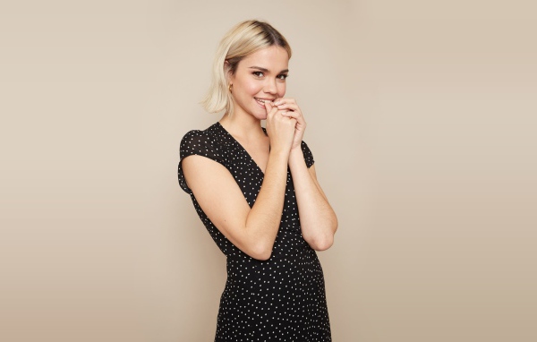 Милая девушка блондинка, актриса Майя Митчелл