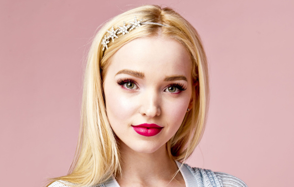 Милая девушка актриса Дав Кэрон на розовом фоне