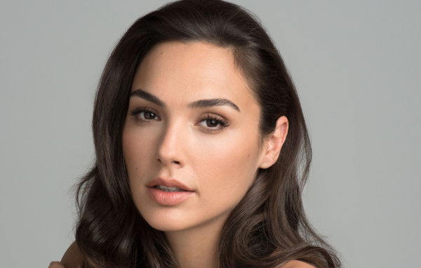 Нежная Галь Гадот на сером фоне