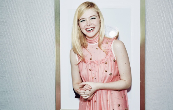 Нежная блондинка, актриса Эль Фаннинг смеется 