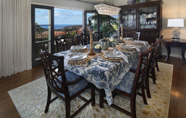 Столовая комната с большим дубовым столом  и красивой посудой