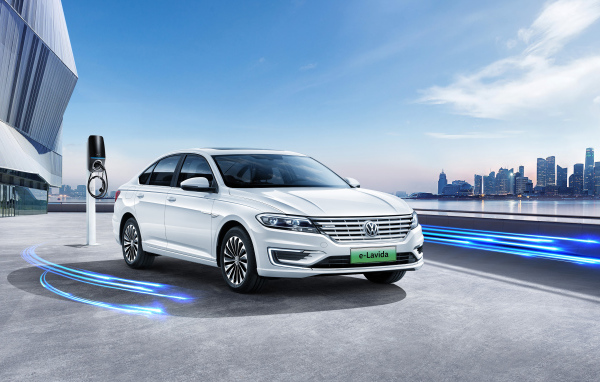Электромобиль Volkswagen E-Lavida 2019 года на заправке 