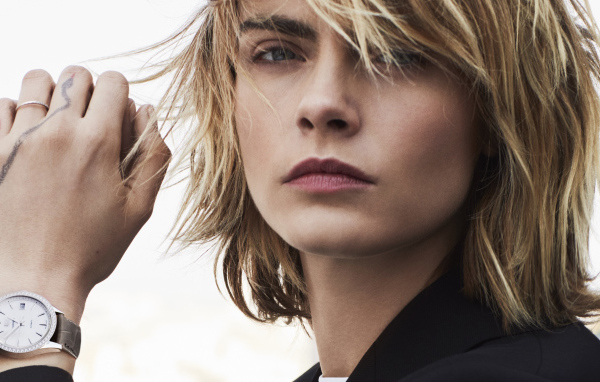 Лицо актрисы Кары Делевинь крупным планом