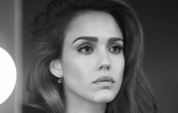 Лицо актрисы Джессики Альбы черно белое фото 