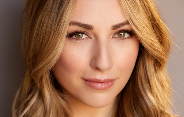 Лицо актрисы Никки Поснер крупным планом