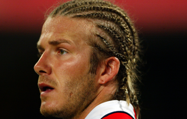 Футболист Дэвид Бекхэм с косичками на голове