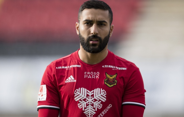 Футболист Саман Годдос в красной форме