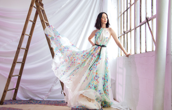 Девушка в красивом платье, актриса Эмма Дюмон у окна