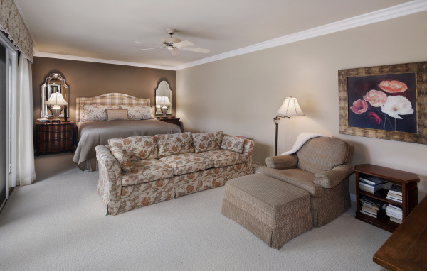 Серая спальня с кроватью, диваном и креслом 