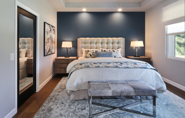Спальня в серых тонах с большой кроватью