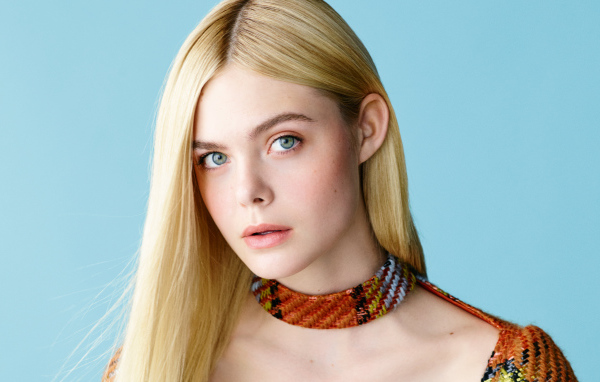 Зеленоглазая блондинка, актриса Эль Фаннинг на голубом фоне