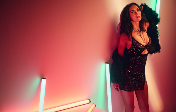 Горячая девушка, актриса Меган Фокс у стены