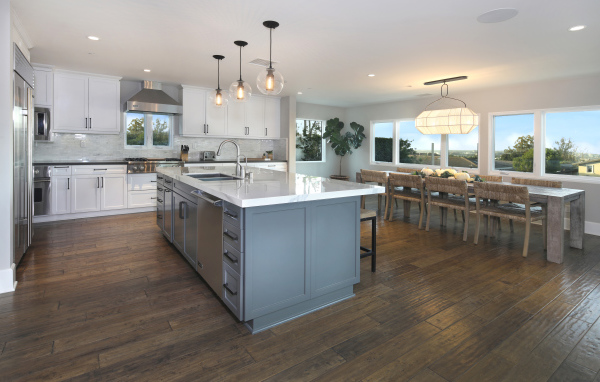 Кухня в серых тонах с большим столом у окна 