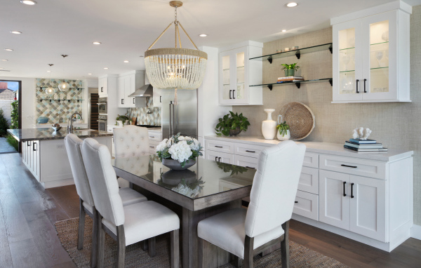 Кухня со столовой с белой мебелью 