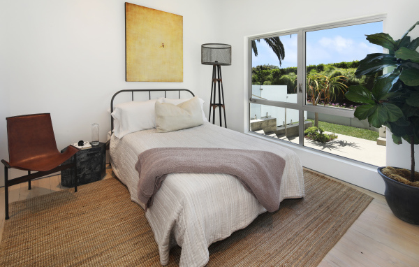 Большая кровать у окна в спальной комнате