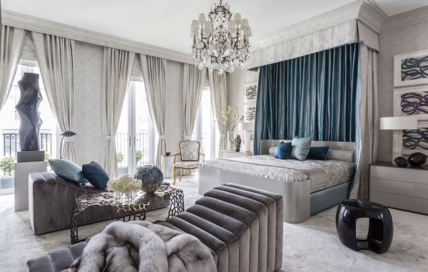 Большая спальня с мебелью и большими окнами