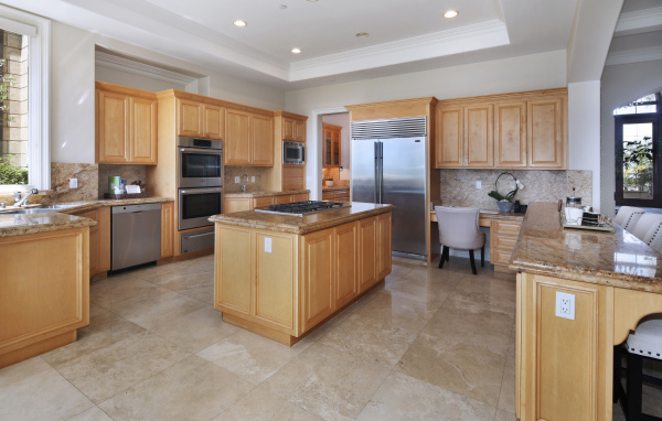 Большая кухня с деревянным интерьером