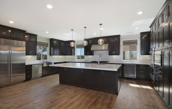 Большая просторная кухня с мебелью в коричневых тонах
