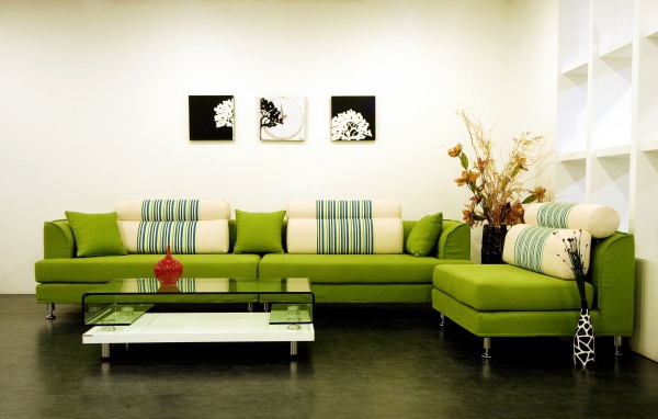 Гостиная комната с большим зеленым диваном 