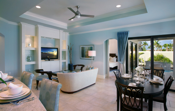 Гостиная комната с кухней у окна 