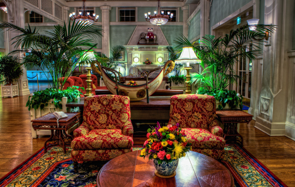 Гостиная комната с винтажной мебелью и пальмами 