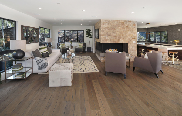 Много мебели в гостиной комнате с декоративным камином