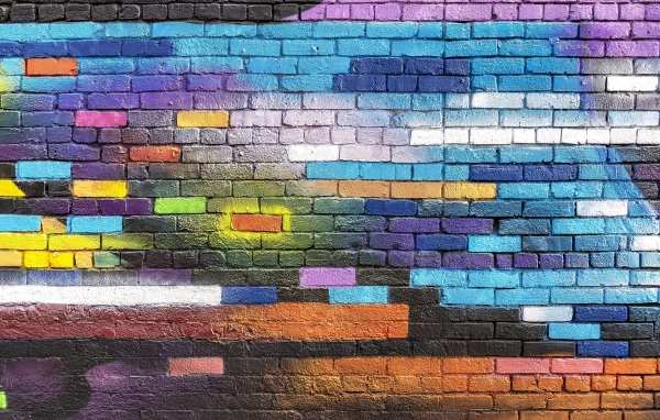 Разноцветное граффити на кирпичной стене