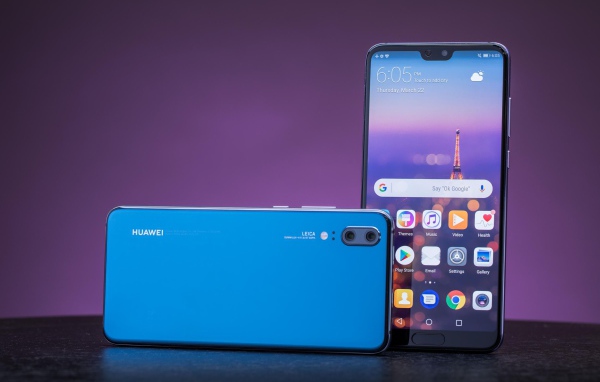 Новый тонкий смартфон Huawei P20 Pro на фиолетовом фоне
