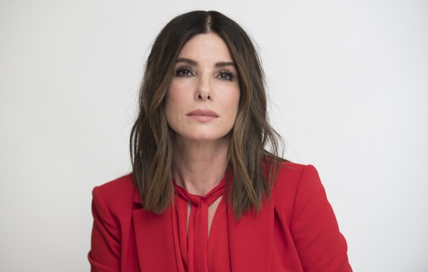 Популярная актриса Сандра Буллок в красном костюме 