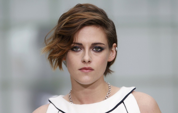 Популярная молодая актриса Кристен Стюарт с короткой стрижкой