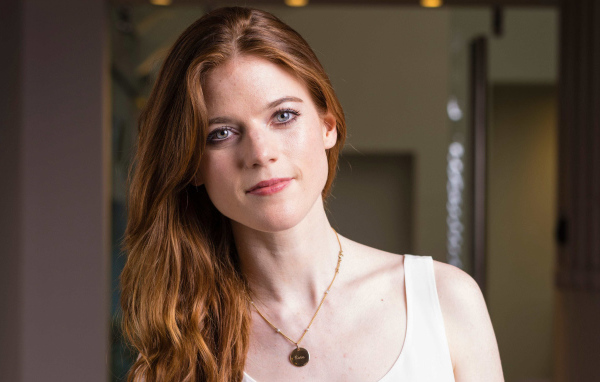 Милая девушка, актриса Роуз Лесли с украшением на шее 