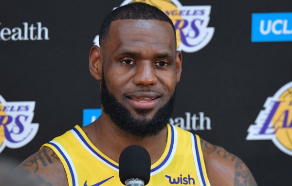 Профессиональный американский баскетболист Леброн Джеймс