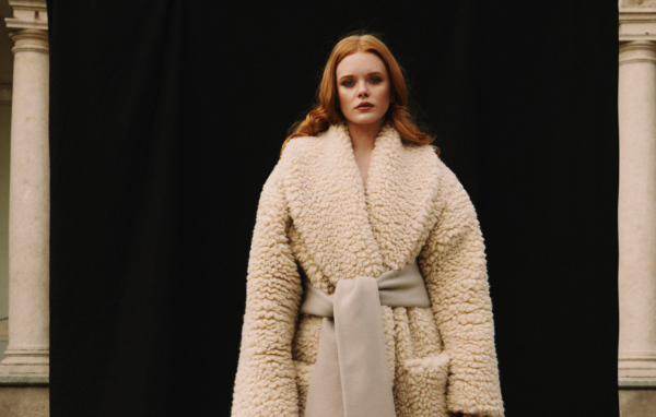 Рыжеволосая актриса Эбигейл Коуэн в шубе