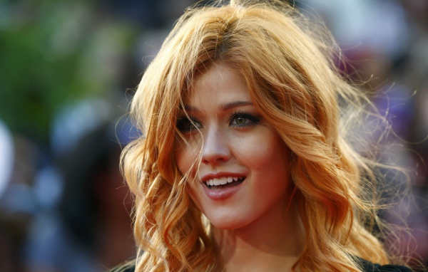 Рыжеволосая актриса Кэтрин Макнамара