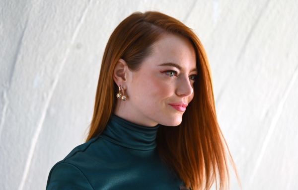 Рыжеволосая актриса Эмма Стоун вид сбоку