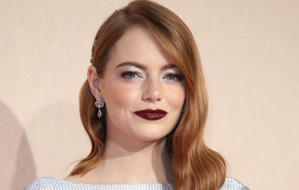 Рыжеволосая актриса Эмма Стоун с ярким макияжем