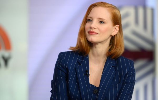 Рыжеволосая актриса Джессика Честейн в костюме