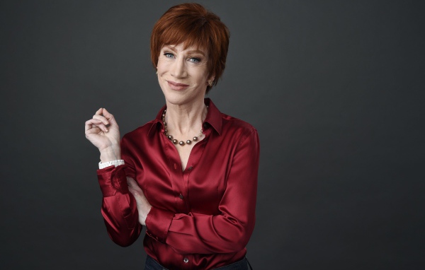 Рыжеволосая актриса Кэти Гриффин в красной рубашке на сером фоне