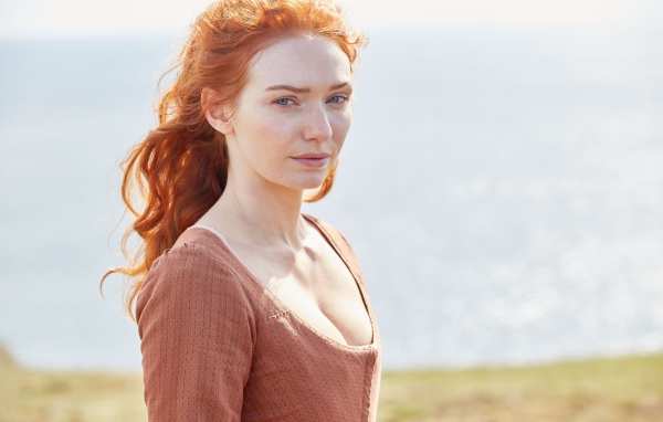 Рыжеволосая девушка, актриса Элеонор Томлинсон