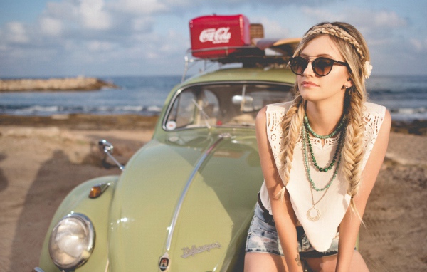 Девушка ретро сидит на старом автомобиле