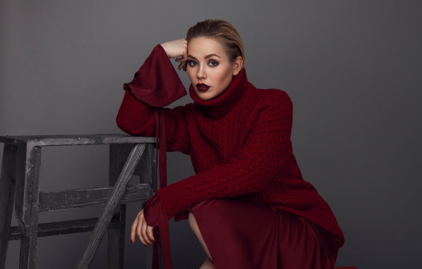 Российская актриса Зоя Бербер в красном свитере