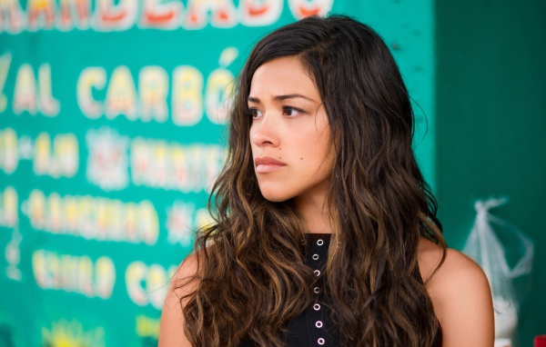 Серьезная девушка, американская актриса Джина Родригес